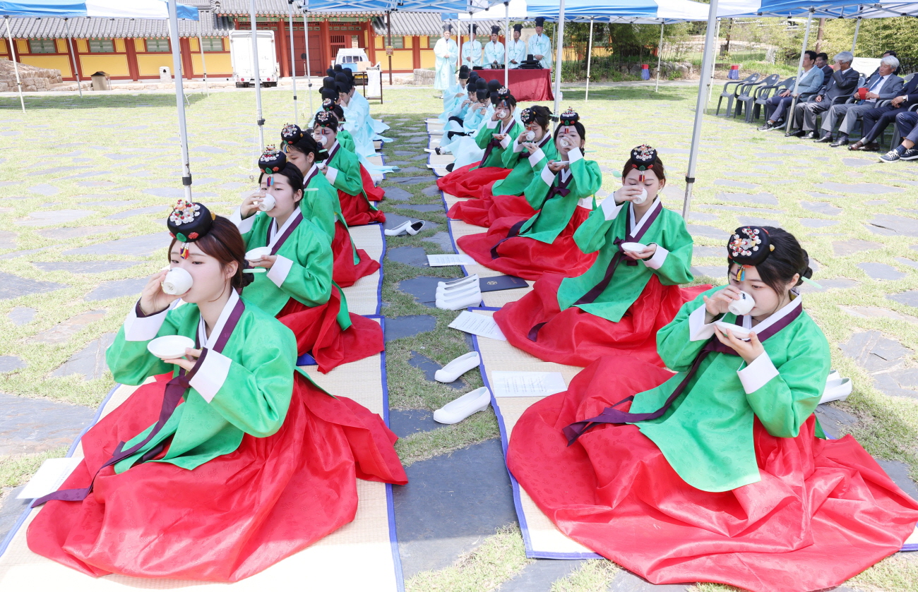 죽서루에서 어른이 되다… 삼척 전통 성인식, 스무 살의 품격을 입다