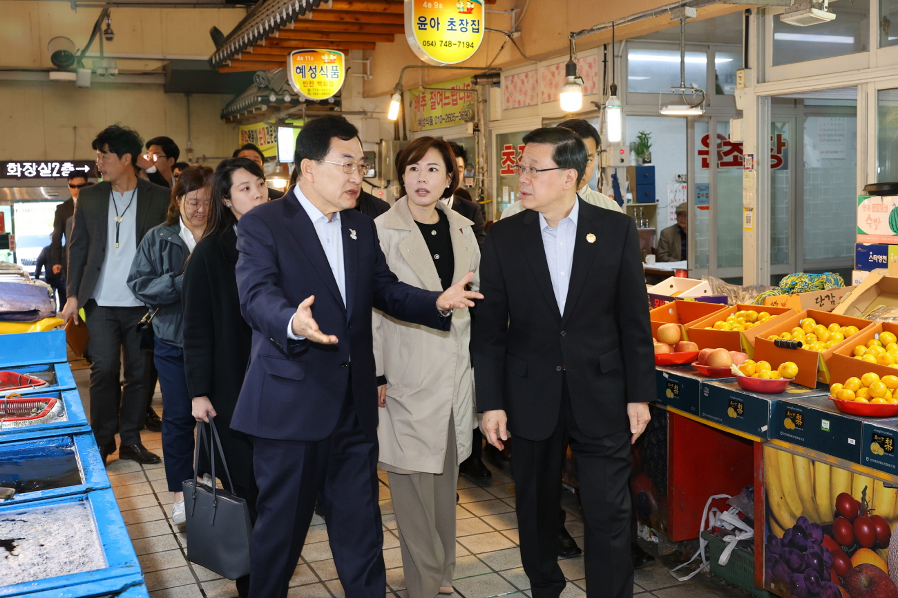 APEC 경주...홍콩 존 리 행정수반, 경주 중앙시장 깜짝 방문