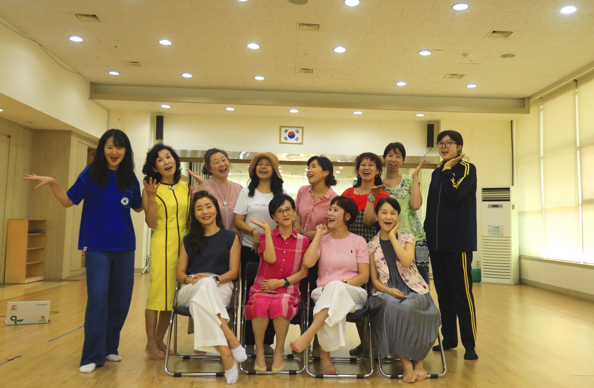 “윤슬극장, 엄마들의 이야기 무대에…〈호수가 말했다〉와 〈호수미용실>공연