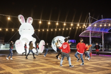 부산관광공사, 용두산공원 \'대형 달 토끼와 스위치\' 전시