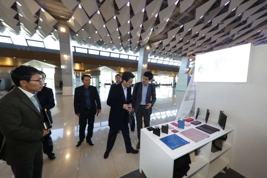일자리위원회 이목희 부위원장, 김포공항 소상공인 홍보관 방문