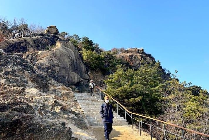 안산 등산로, 새 단장 완료…안전과 편의 강화
