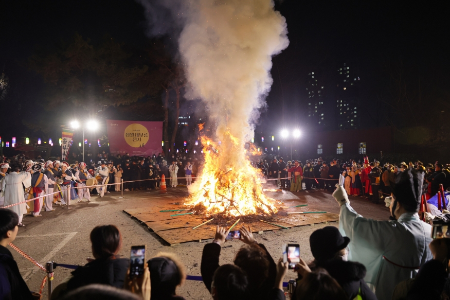 송파구, 정월대보름 \'달맞이 행사\' 개최...도심에서 전통문화 체험의 기회