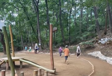 과천시, 도심 속에서 맨발로 걷는 \'황톳길 조성\'...추가 설치 계획