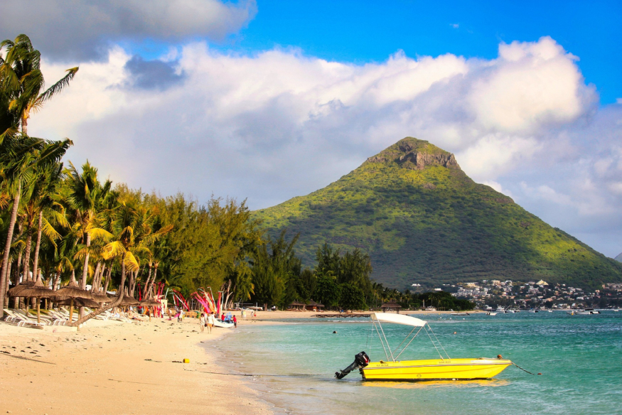 flic-en-flac-beach-7273767_1920.jpg