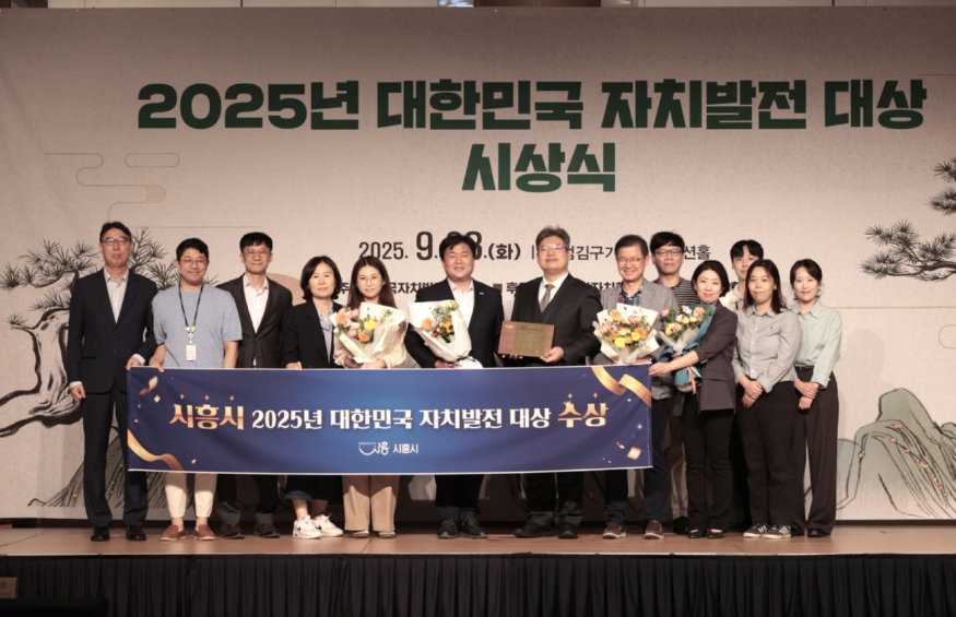 [크기변환]111109수시보도 단체 기념촬영.jpg
