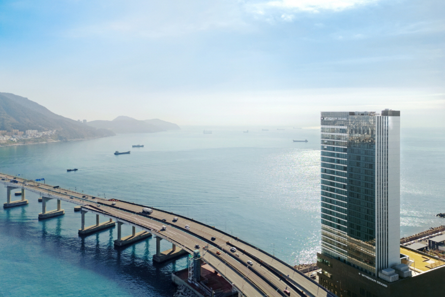 [크기변환][크기변환]0. Wyndham Grand Busan_Exterior_Drone.jpg
