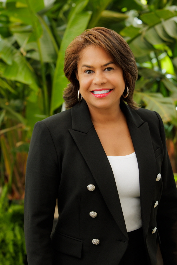 [크기변환]Julie Coker.jpg