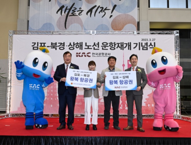항공권 전달 기념사진.jpeg