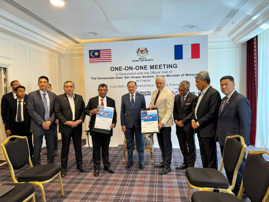 [크기변환]the signing of the Memorandum of Understanding between AirAsia and Airbus in Paris.jpg
