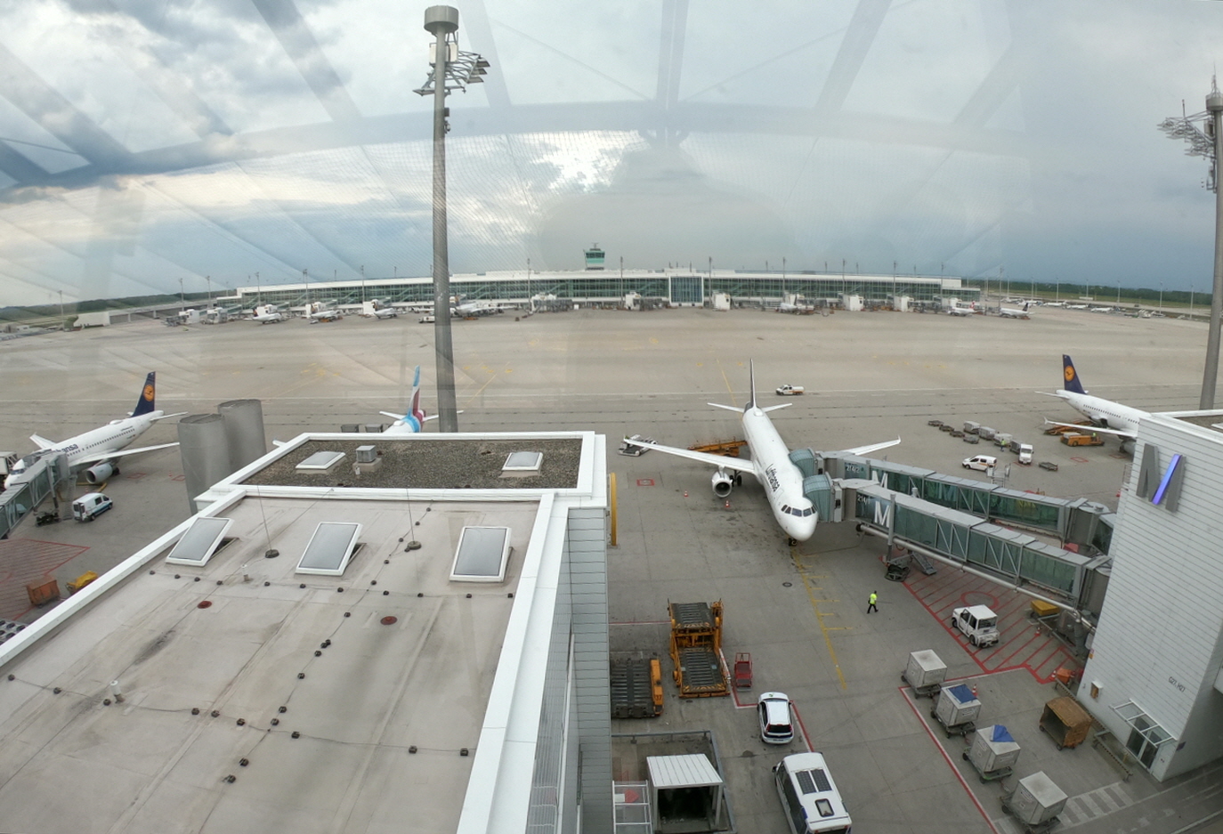 Viewing Hill에서 본 공항 전경.jpg