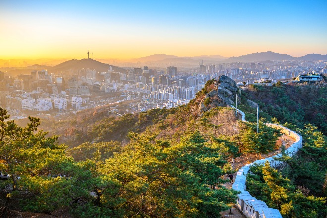 한양도성과 인왕산 범바위.jpg