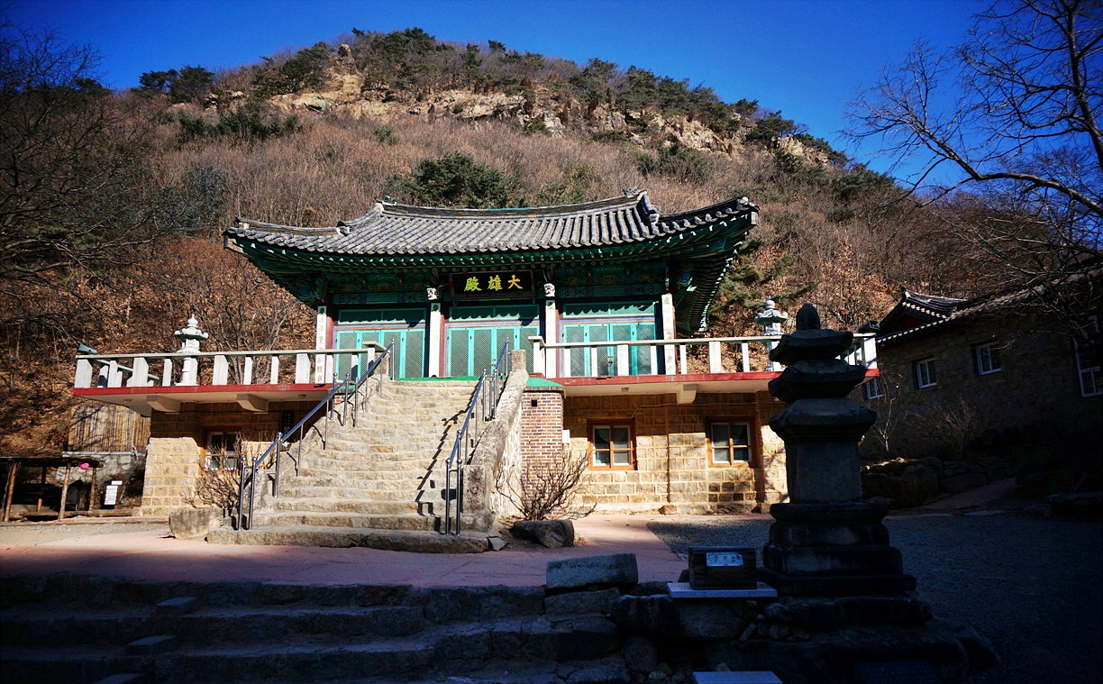범륜사 대웅전.jpg