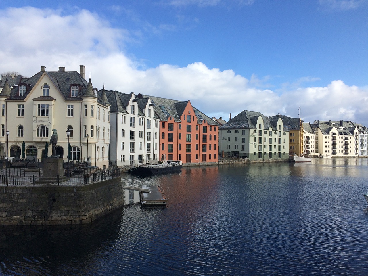 alesund-2328558_1280.jpg