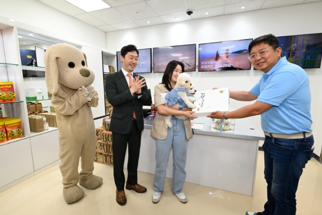 첫 이용고객 굿즈 증정.jpg