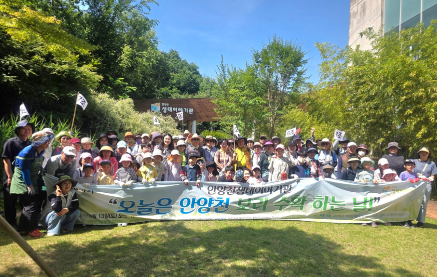 13일 오전 안양천생태이야기관 보리수확 행사에 참여한 참가자들이 기념사진을 찍고 있다.jpg