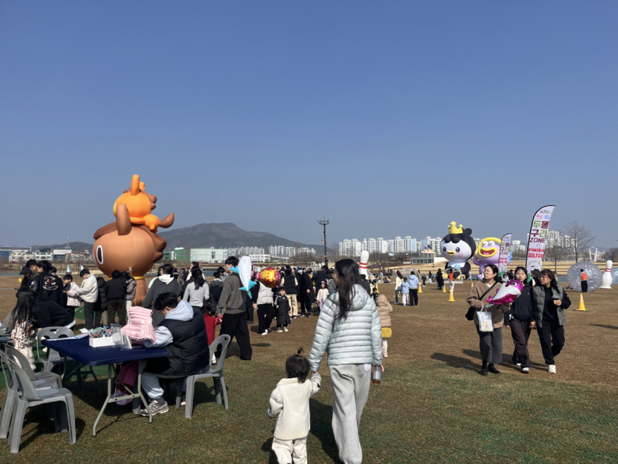 오천그린광장을 찾은 가족 단위 시민과 귀성객들이 대형볼 굴리기, 두쫀쿠 만들기, 전통놀이 등 체험 프로그램을 즐기고 있다.jpg
