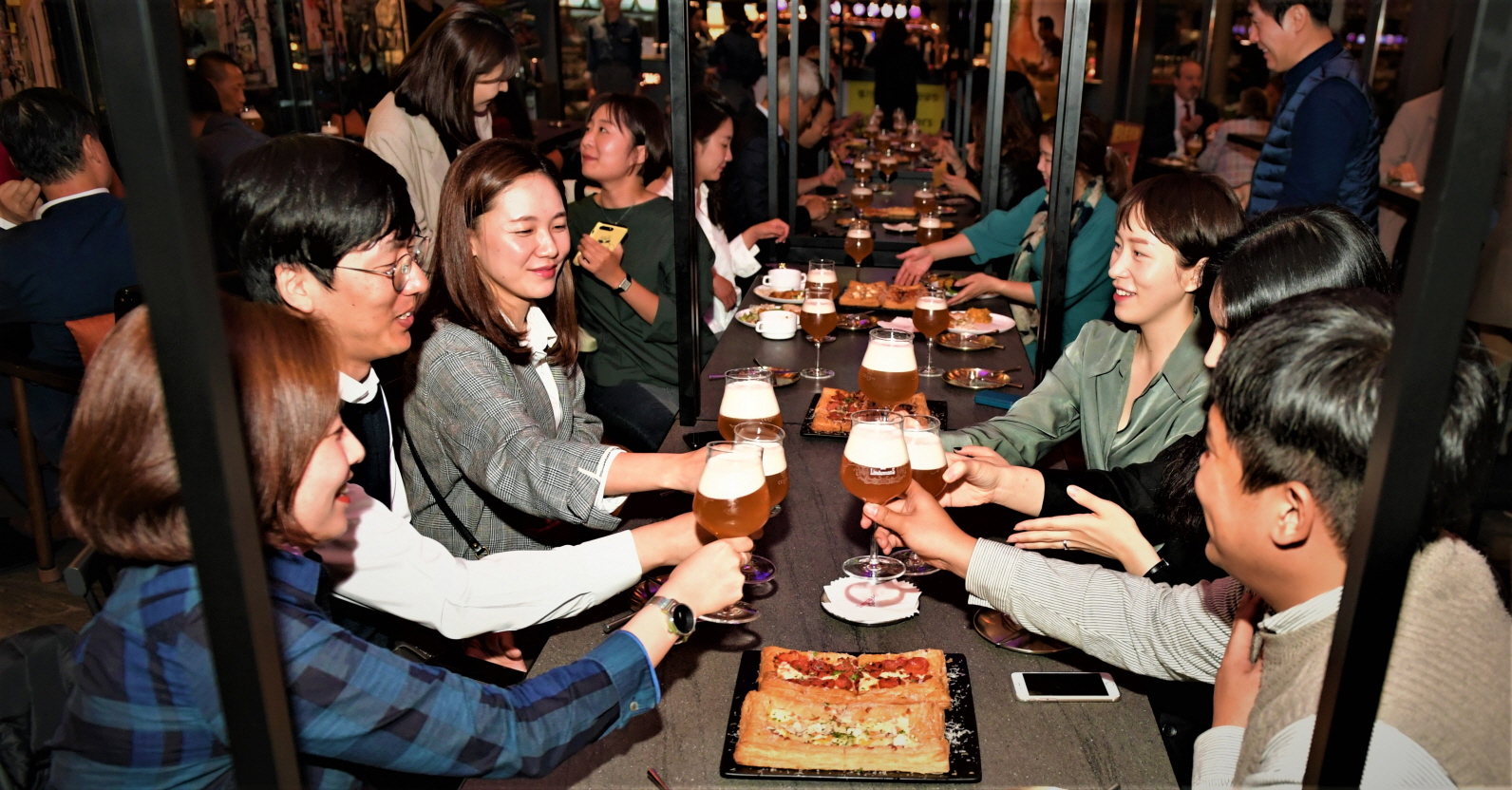 9 벨기에 맥주의 밤_맥주를 시음하는 참석자들.JPG