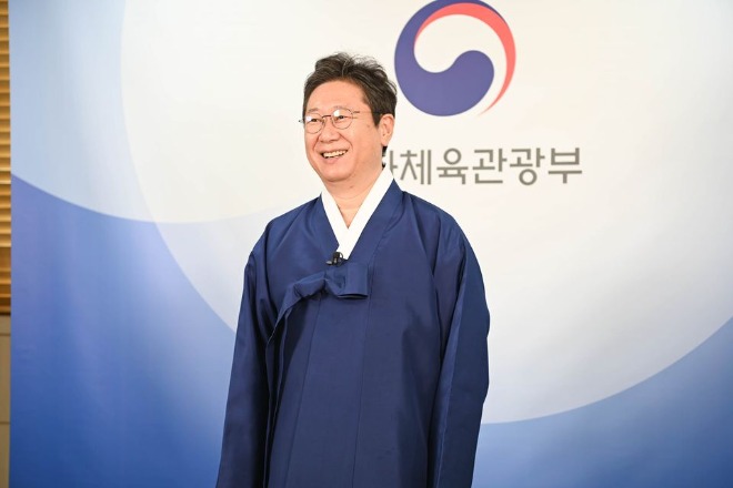한복을 입은 문체부 황희 장관.jpg