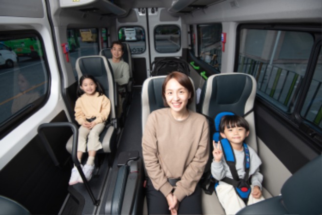 아4. 유아차 탑재가 가능하고, 유아 카시트가 비치된 서울다누림 미니밴 내부.jpg