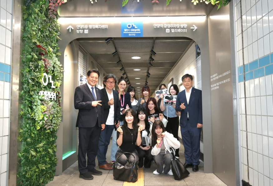 안양시는 25일 오후 3시 안양1번가 지하보도 환경정비사업의 결실인 일번가 아래 갤러리 개관식을 열었다.jpg