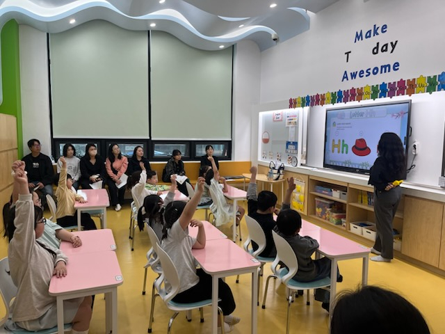 화천커뮤니티센터 학부모 참관 영어 수업.jpg