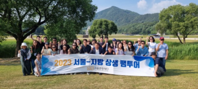 (대표사진) 익산시 미륵사지 앞에서 포즈를 취하고 있는 팸투어 참가자들.jpg