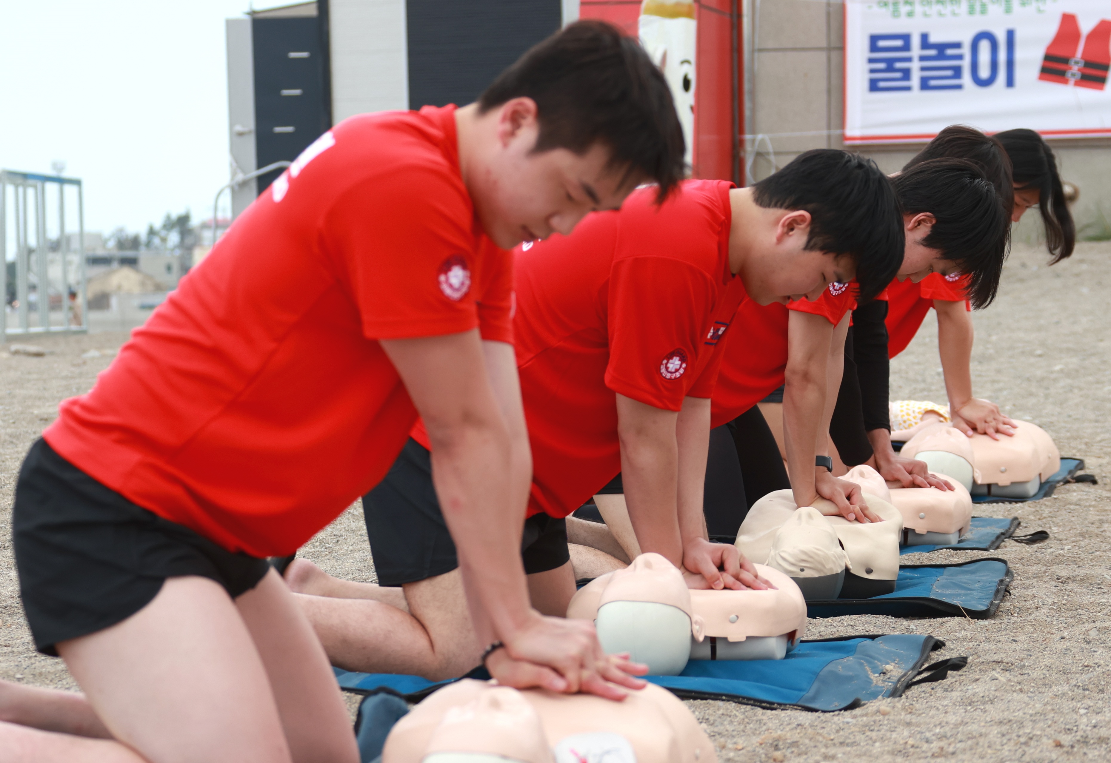 파도 속 골든타임 잡아라…경주 바다, 실전 구조훈련