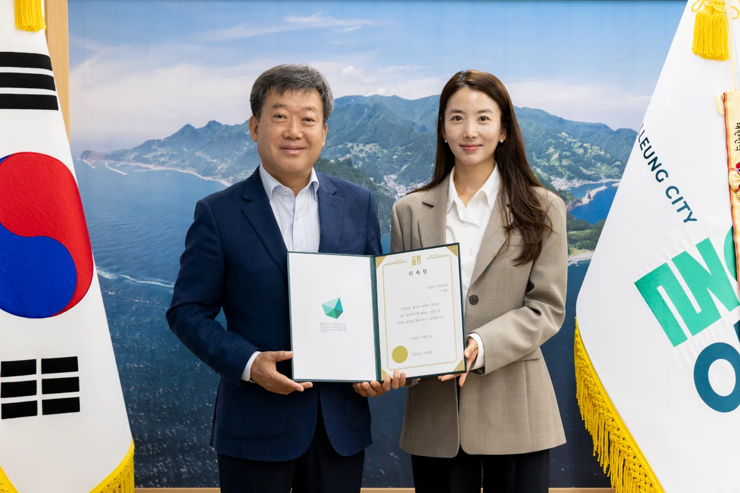 울릉도에 5년간 빠진 작가, 홍보대사 됐다