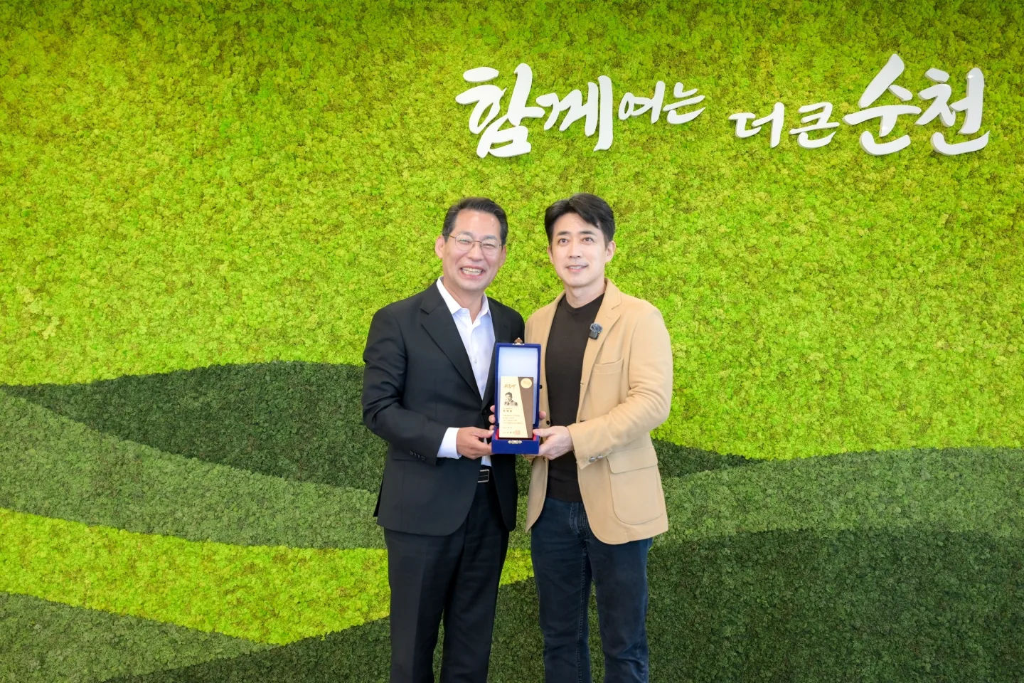 지난 22일 손훈모 순천시장이 명예홍보대사로 위촉된 배우 최재원과 기념촬영하고있다.