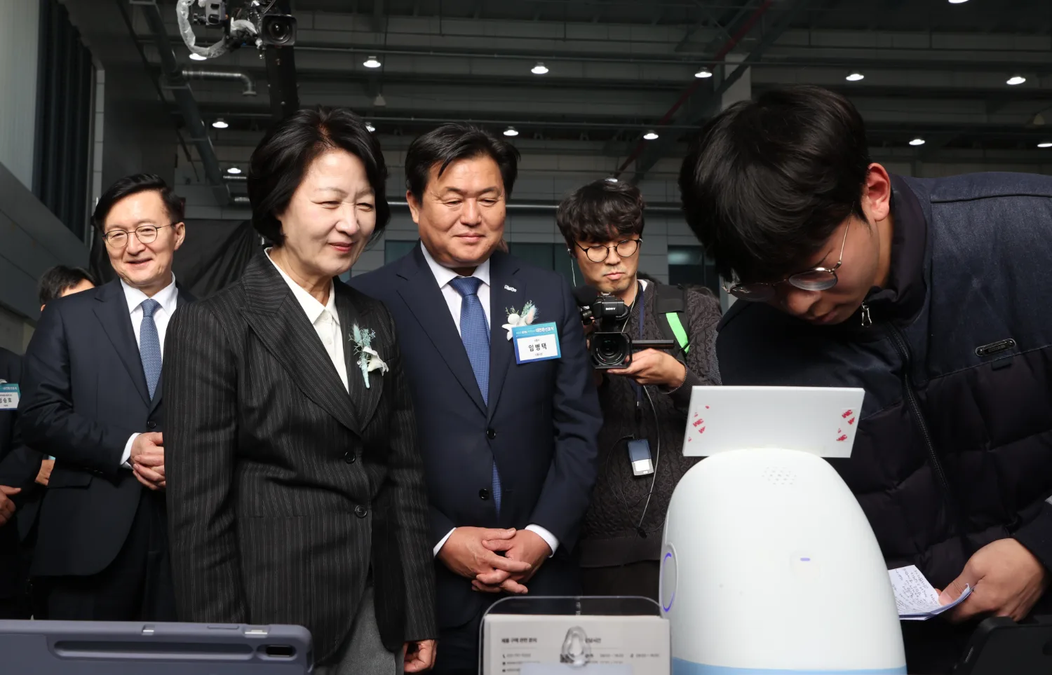 추미애 경기도지사와 임병택 시흥시장 등 관계자들이 로봇 앞에서 시연을 지켜보고 있는 장면